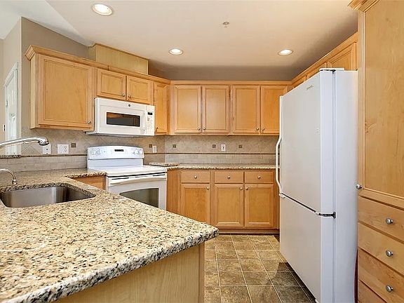 4th image of 10523 221st Ln NE Unit 201
