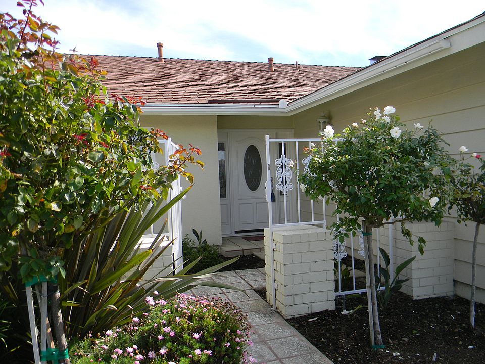 Front Door & Courtyard