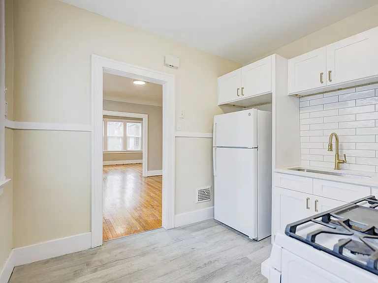 338 E Webster Ave — Photo 9