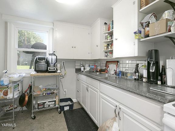 4th image of 17 Chicago Ave #2