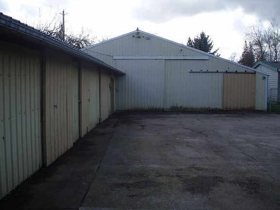 Warehouse w/6 car bays-2 grease pits.