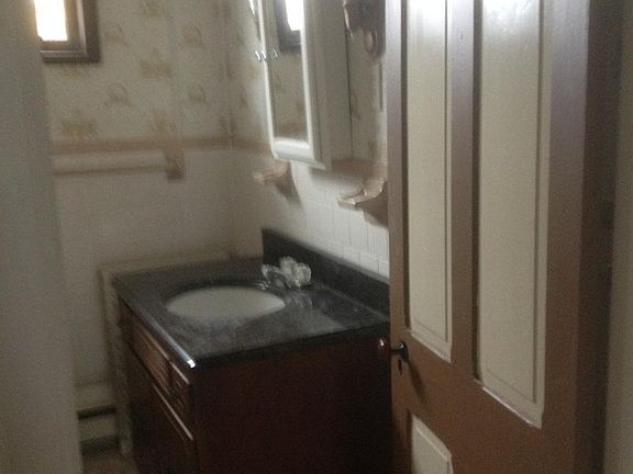 Upstairs Full Bathroom