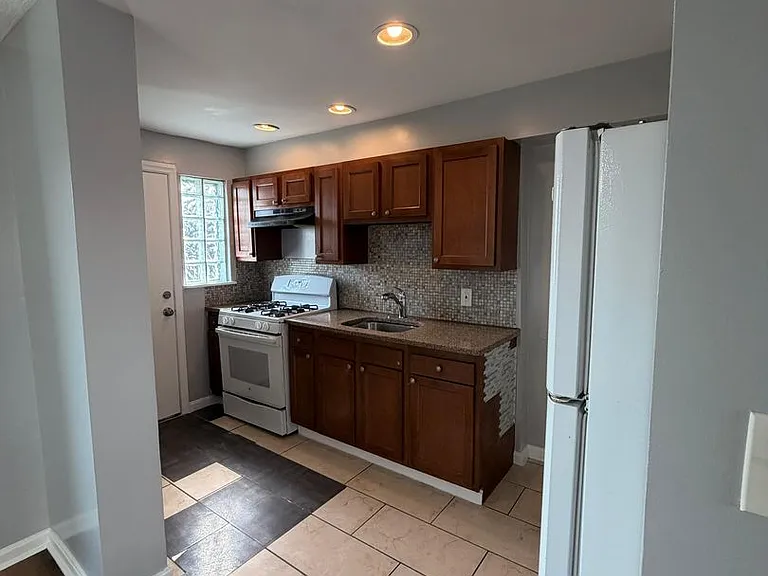 932 Elton Ave — Photo 7