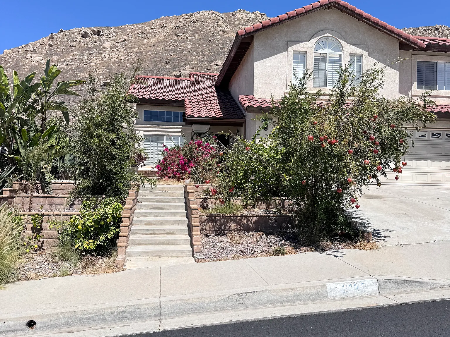 4 bed, 2.5 bath, 2334 sqft, $3,500 — Photo 2