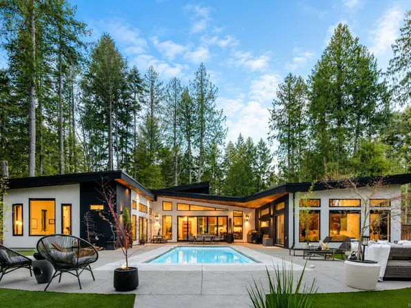 867 Bradley Dyne Rd, North Saanich, BC V8L 5H1