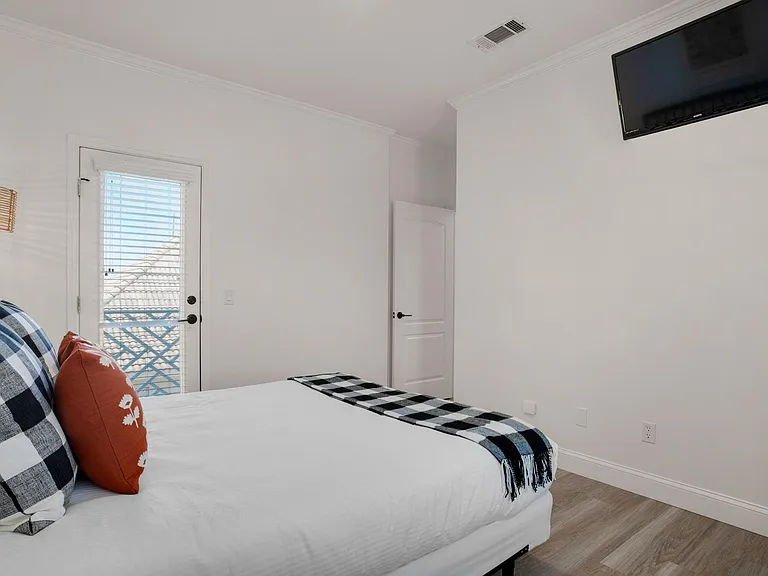 Common queen bedroom upstairs