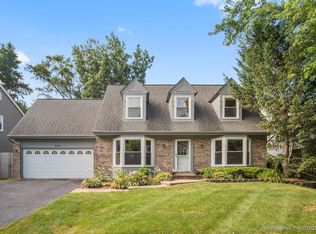 553 Wilson Ave, Glen Ellyn, IL 60137