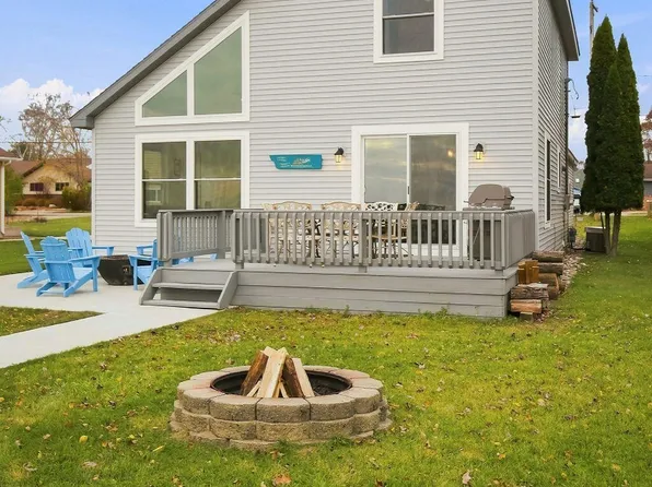 423 Old Trail Dr, Houghton Lake, MI 48629
