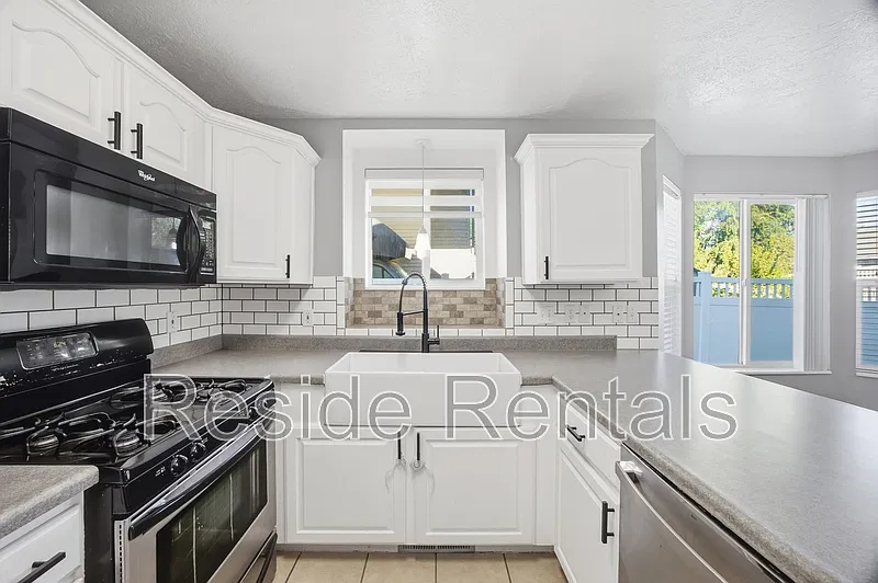 3 bed, 2.0 bath, 1700 sqft, $2,200 — Photo 4