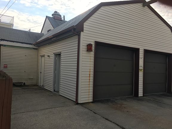 2 car garage w 2ndfl storage