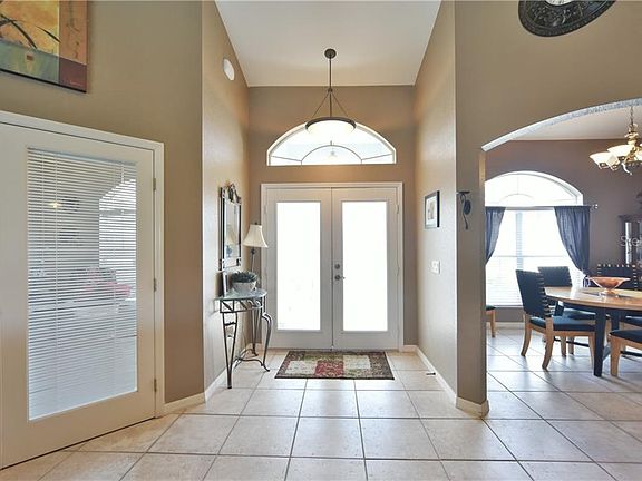 3rd image of 550 Lake Dr
