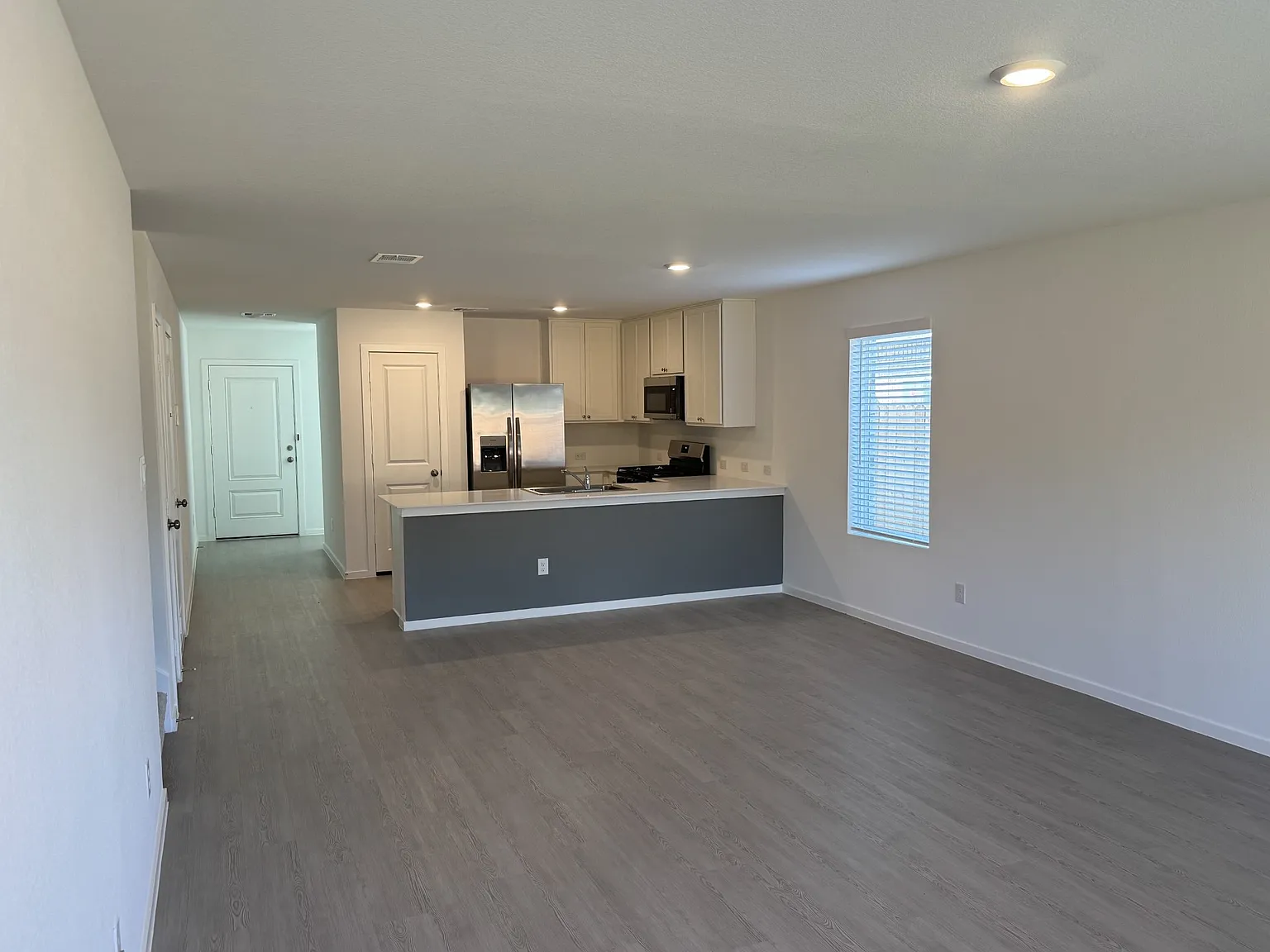 4 bed, 2.5 bath, 2015 sqft, $2,500 — Photo 4