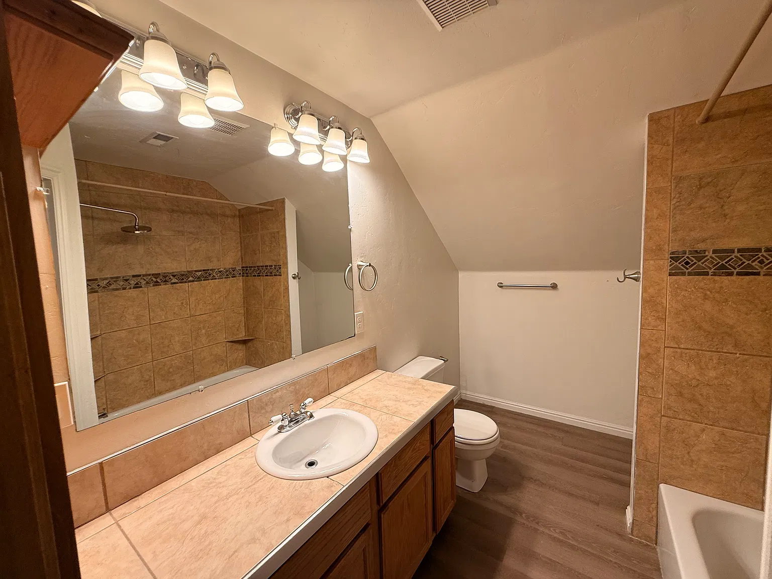 3 bed, 1600 sqft, $1,900 — Photo 4