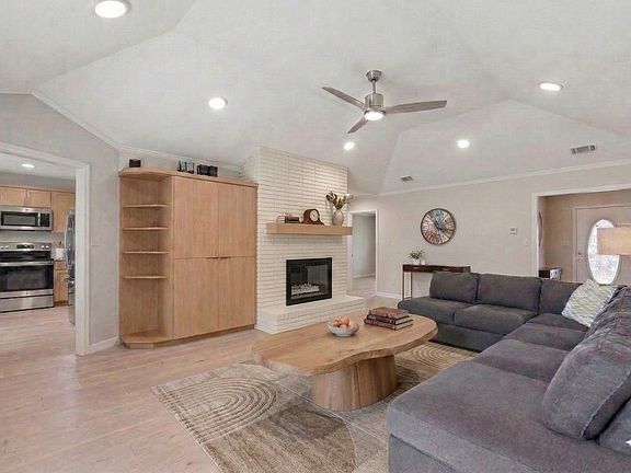 3rd image of 1261 Emerald Cir