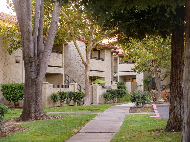 Lakeview Apartments — Photo 9
