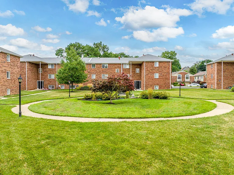 Pine Manor Apartments — Photo 18