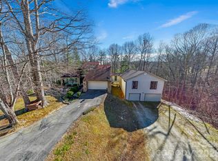 40 Country Bear Ln, Flat Rock, NC 28731