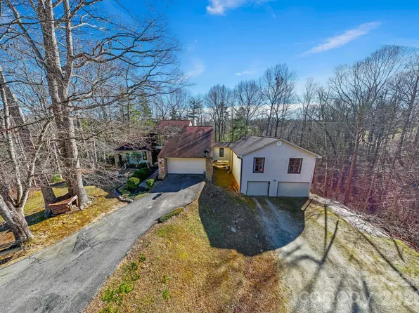 40 Country Bear Ln, Flat Rock, NC 28731