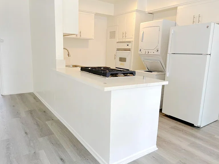 2903 Kenwood Ave #4 — Photo 3