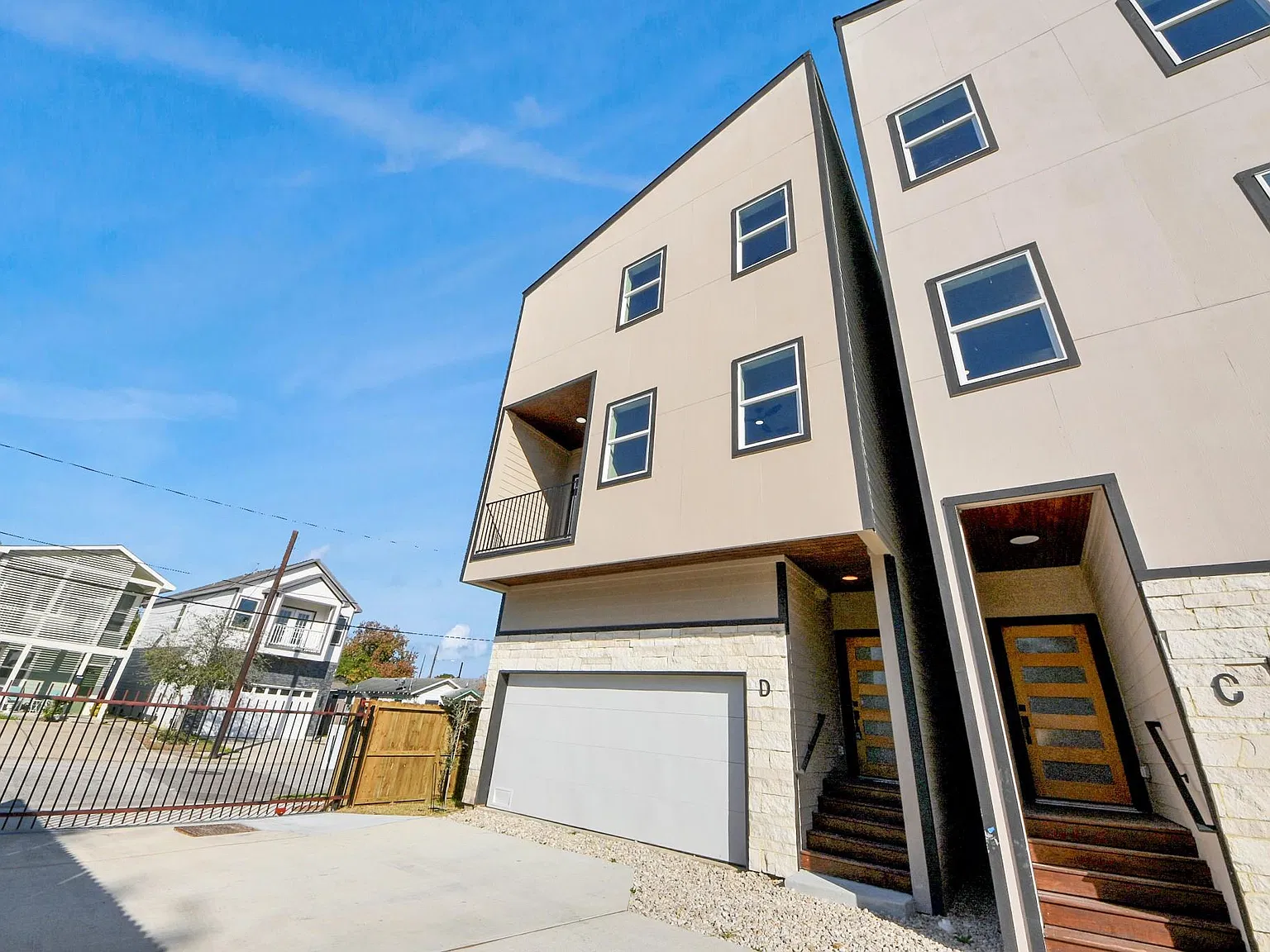 3 bed, 3.5 bath, 2054 sqft, $2,200 — Photo 3