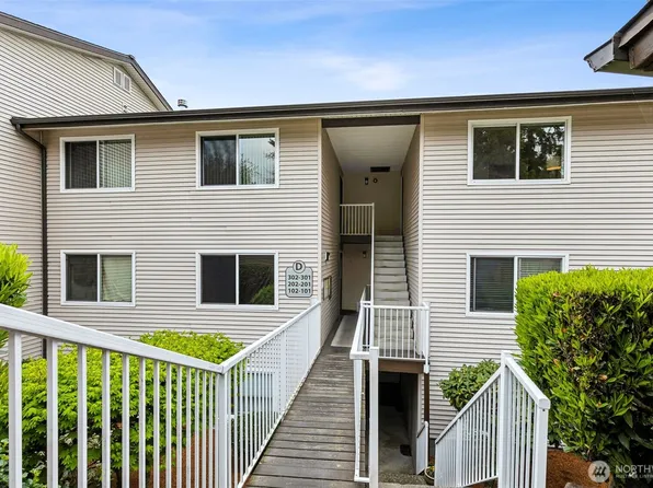 9012 25th Avenue SW #D301, Seattle, WA 98106