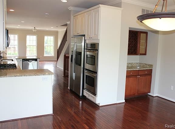 4th image of 502 Graten St #1