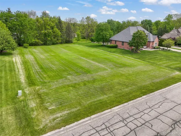 767 W Ridge Ct, Lake Orion, MI 48359