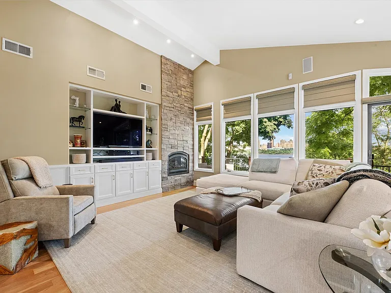 31 Colony Rd — Photo 3