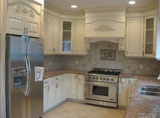 27 Woodward St, Roslyn Heights, NY 11577
