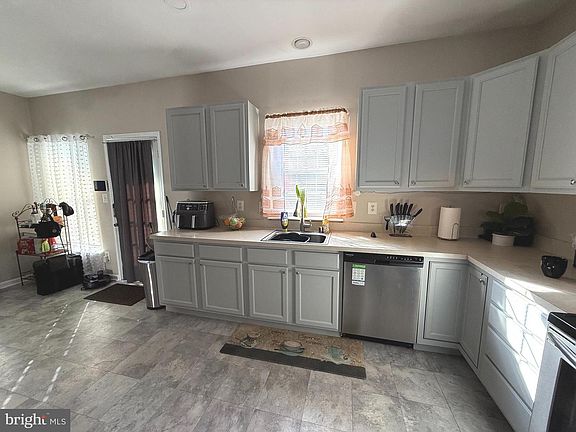 5th image of 215 Seamaster Rd