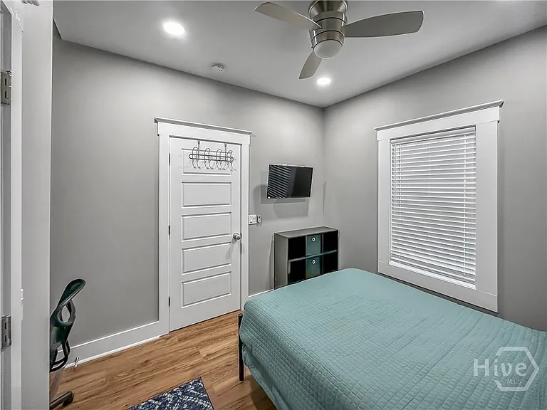 306 W 42nd St #A — Photo 16