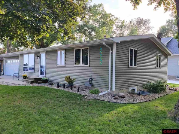 301 S Lakeside St, Lake Crystal, MN 56055