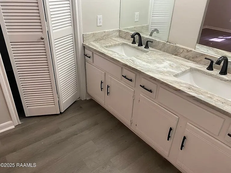 815 College Dr — Photo 7