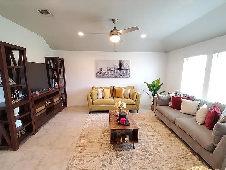 22607 Castello Lakes Dr — Photo 16