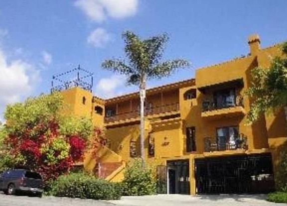 2nd image of 828 N Hudson Ave APT 207