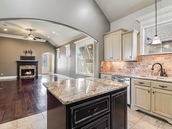 4th image of 302 Dunvegan Ct