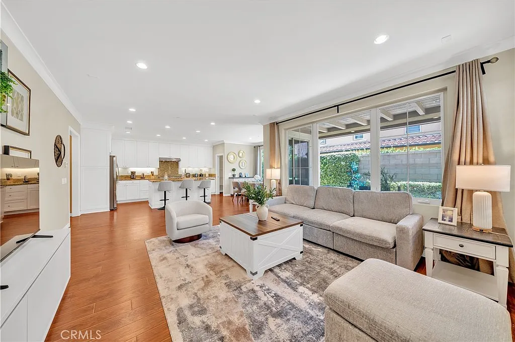 3 bed, 2.5 bath, 2073 sqft, $6,000 — Photo 3