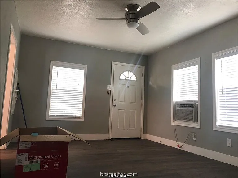 1704 N Baker St — Photo 3
