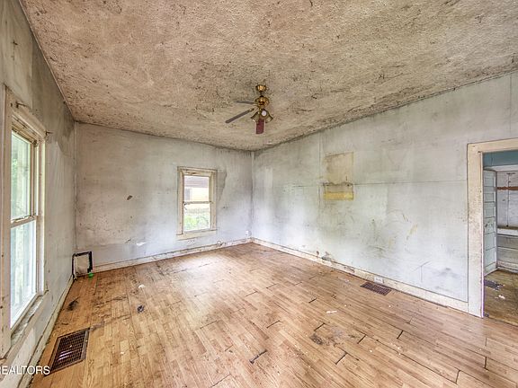 3rd image of 1809 E Glenwood Ave