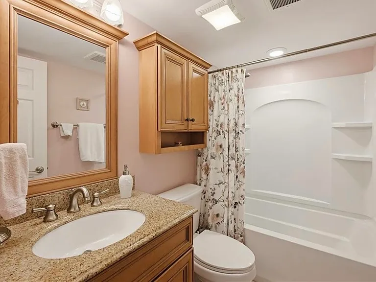 Ensuite bathroom with tub for Bedroom #1