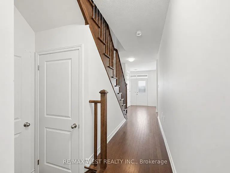 55 Holyrood Cres — Photo 4