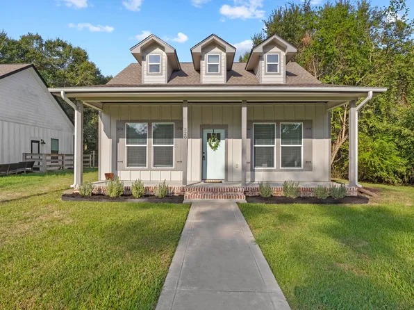 320 Lake St, Bridge City, TX 77611