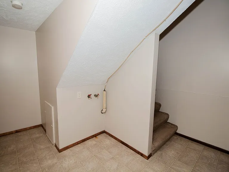 105 N Orr Dr — Photo 17