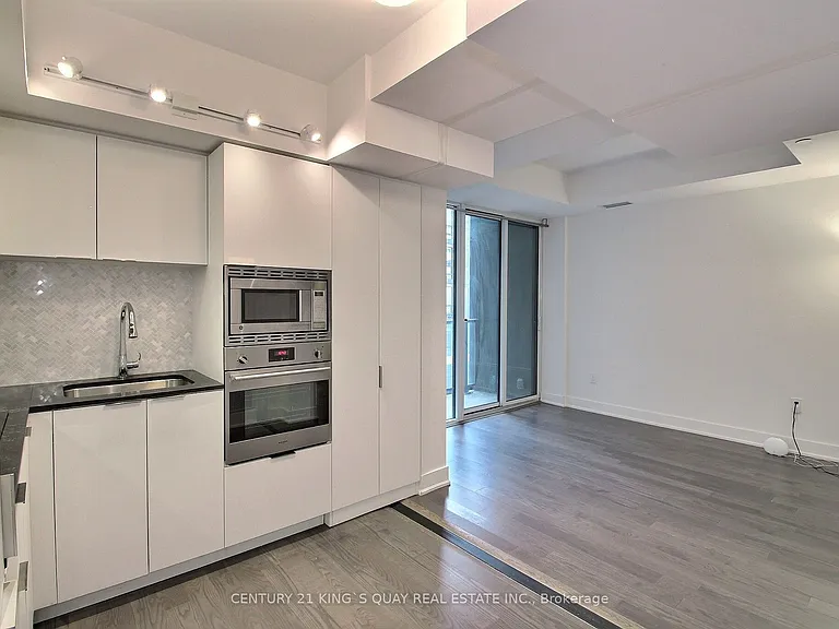 955 Bay St #403 — Photo 4