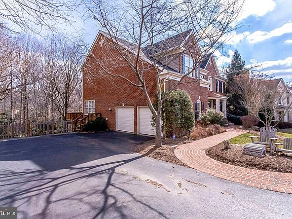 3rd image of 9012 Lupine Den Dr