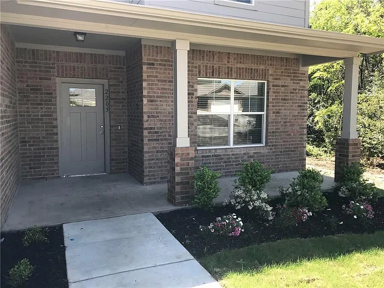 2205 Bettylou Ln — Photo 3