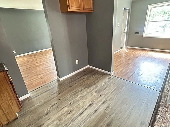 5th image of 15301 Carlisle St