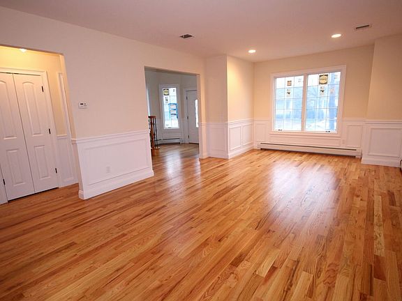 5th image of 107 Holcomb Ave