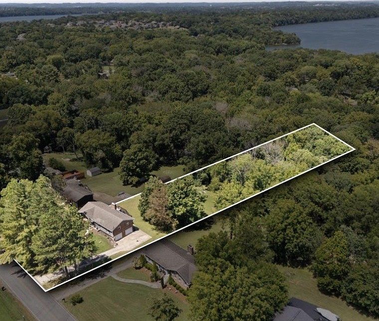 1st image of 613 Oakwood Ter