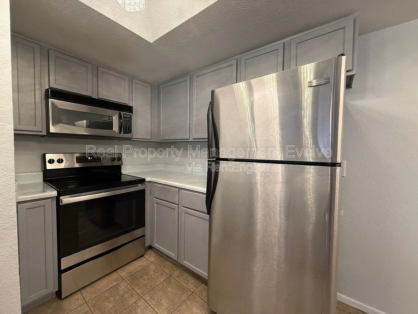 2 bed, 2.0 bath, 810 sqft, $1,295 — Photo 1